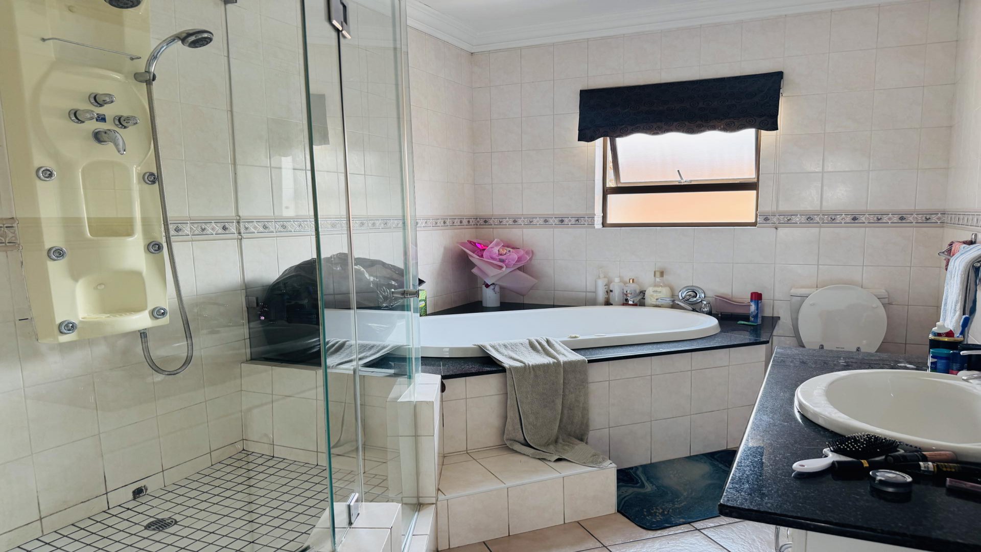 Bathroom 3+ of property in Mondeor