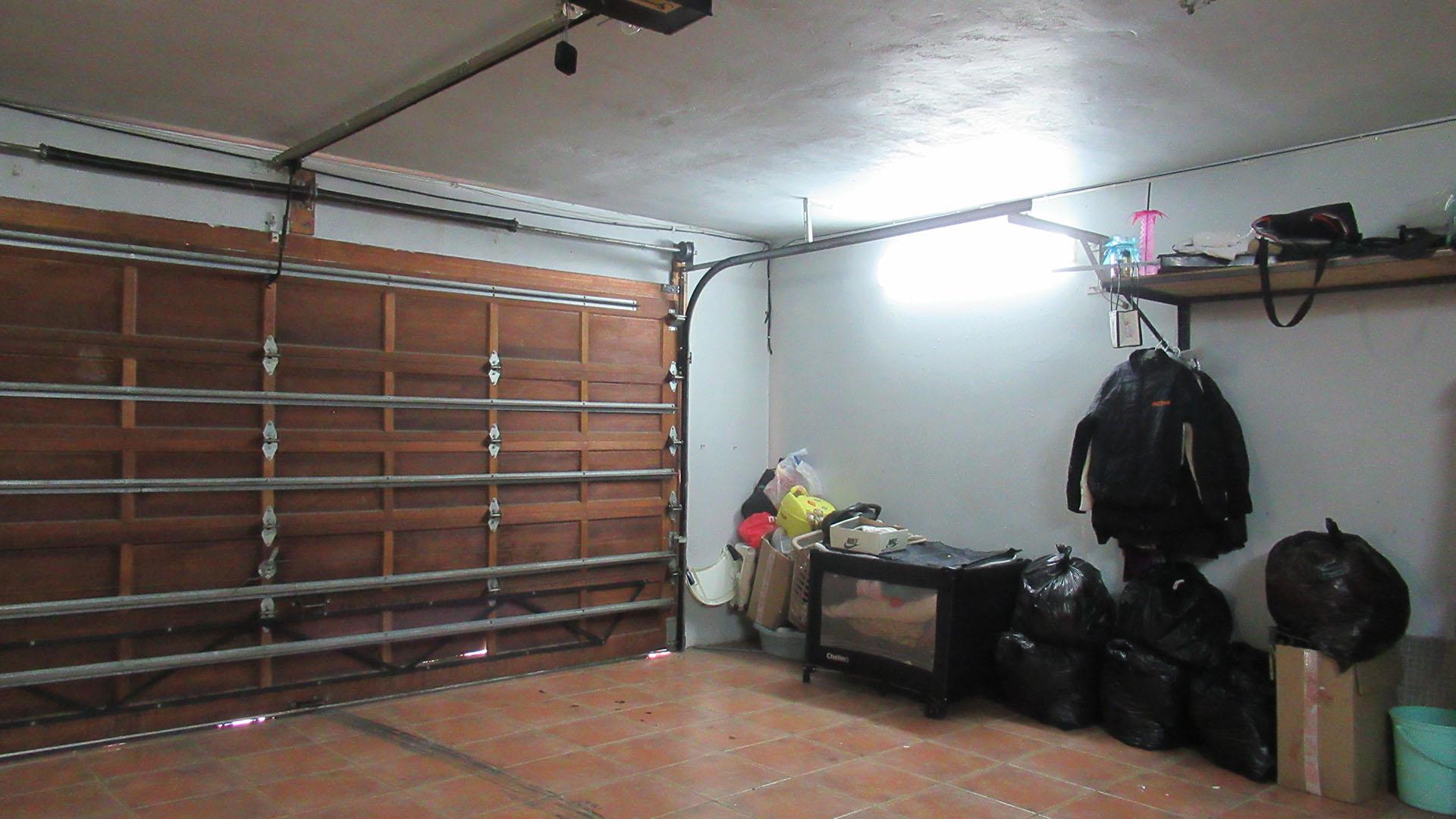 Garage - 49 square meters of property in Mondeor