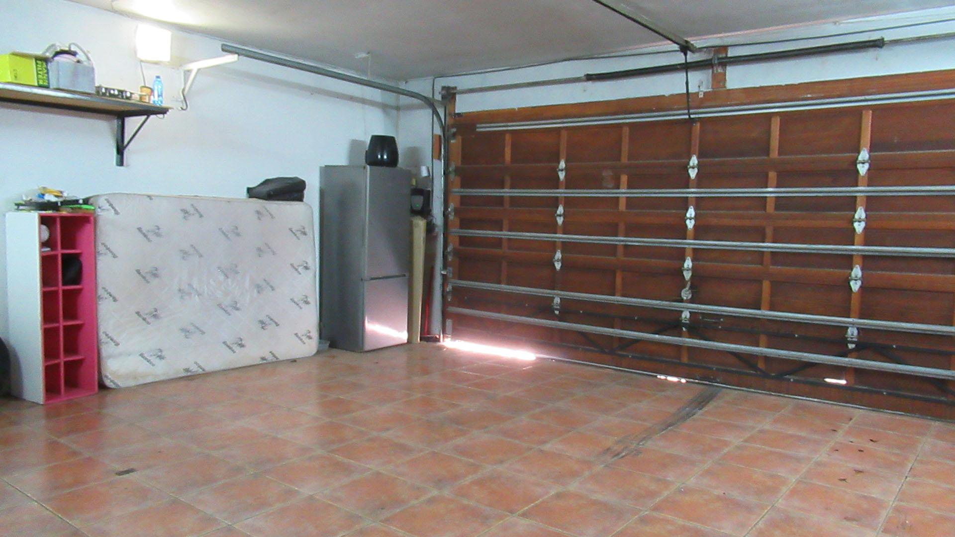 Garage - 49 square meters of property in Mondeor