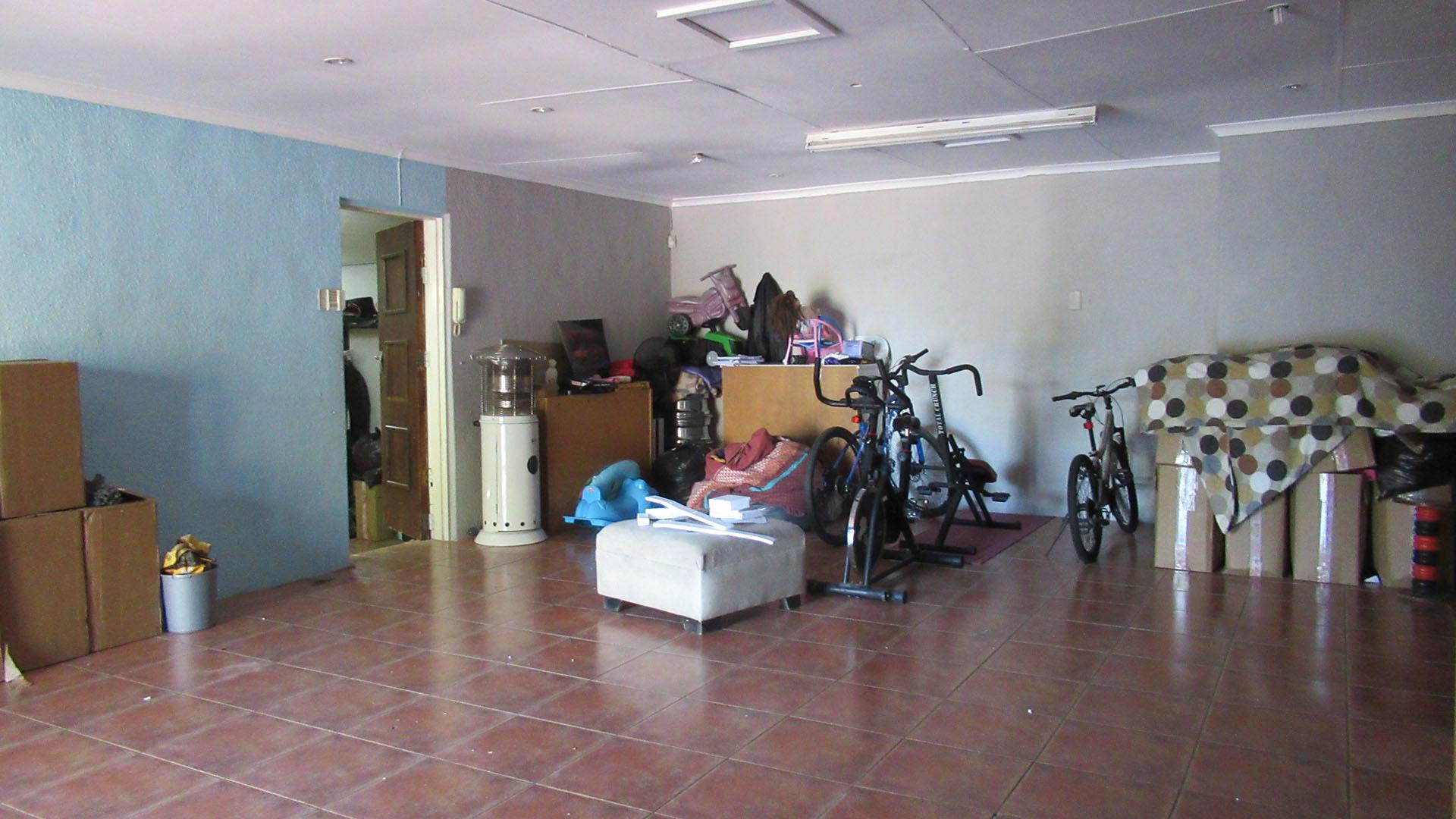 Entertainment - 56 square meters of property in Mondeor