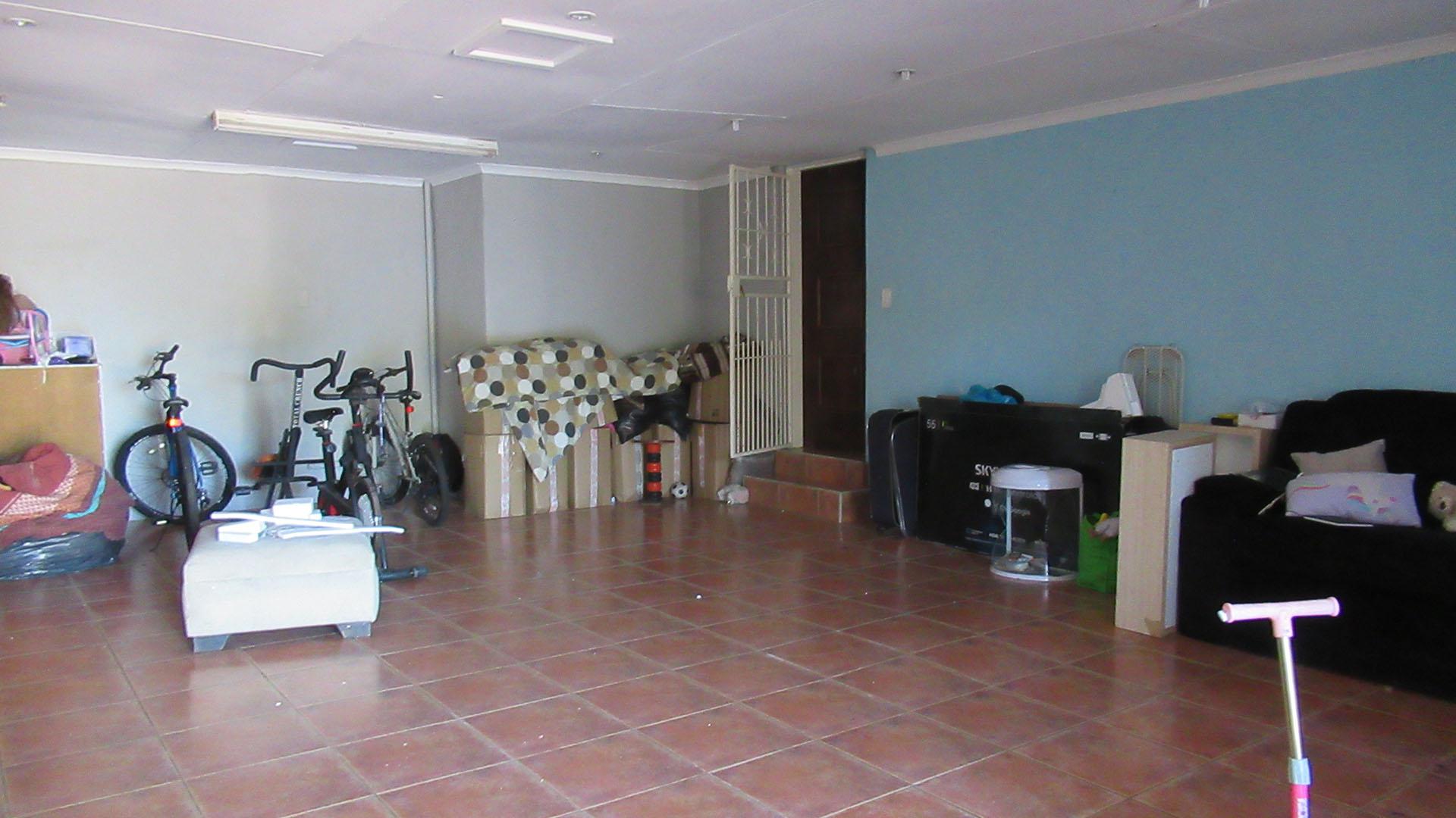Entertainment - 56 square meters of property in Mondeor