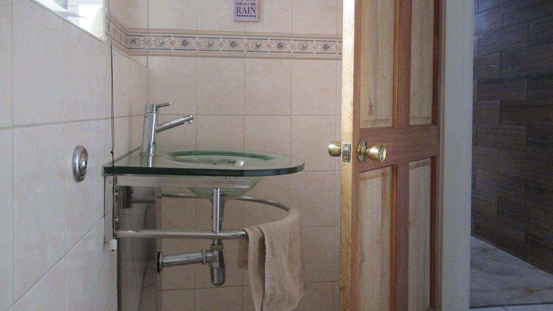 Guest Toilet - 3 square meters of property in Mondeor