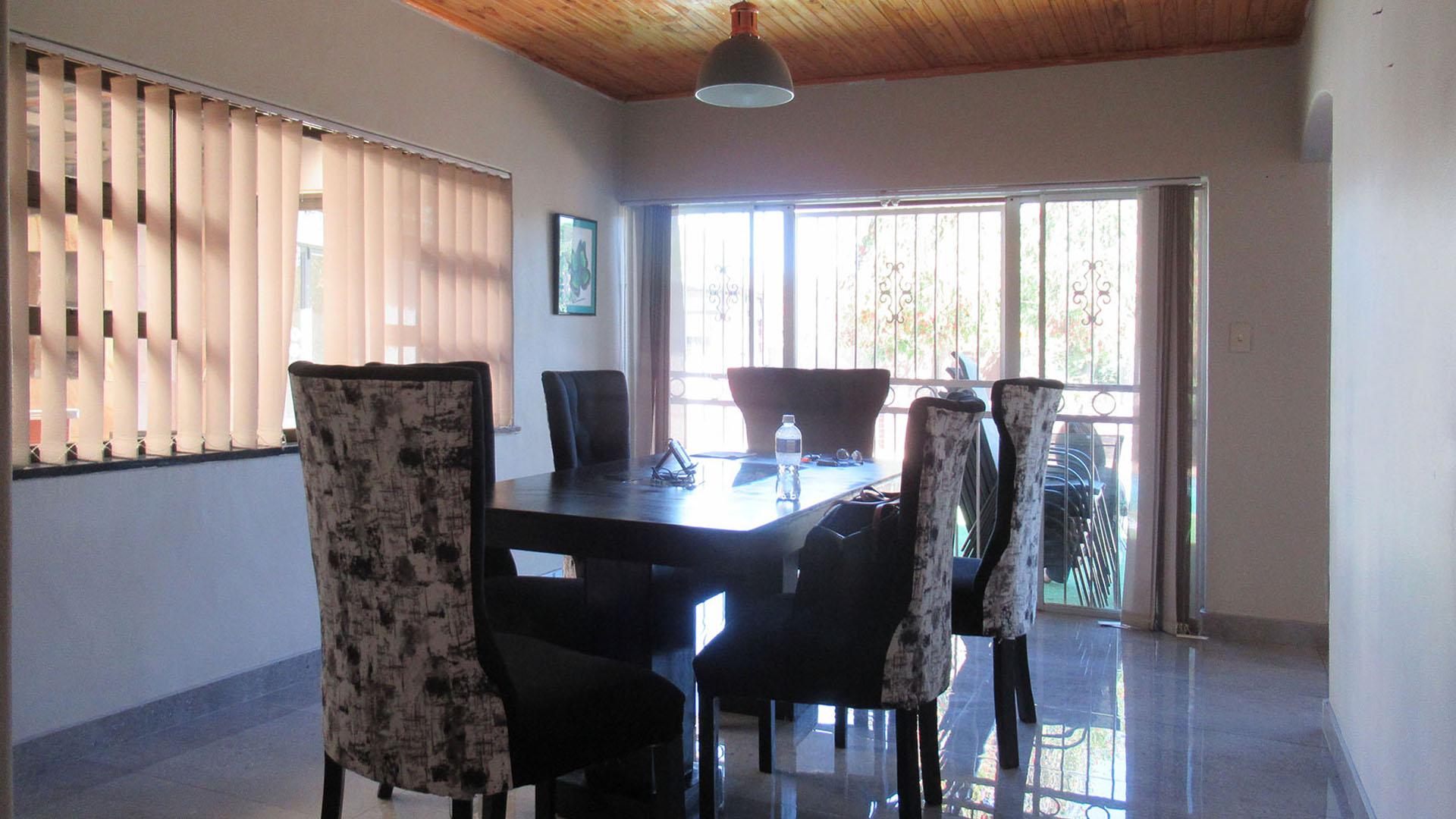 Dining Room - 15 square meters of property in Mondeor