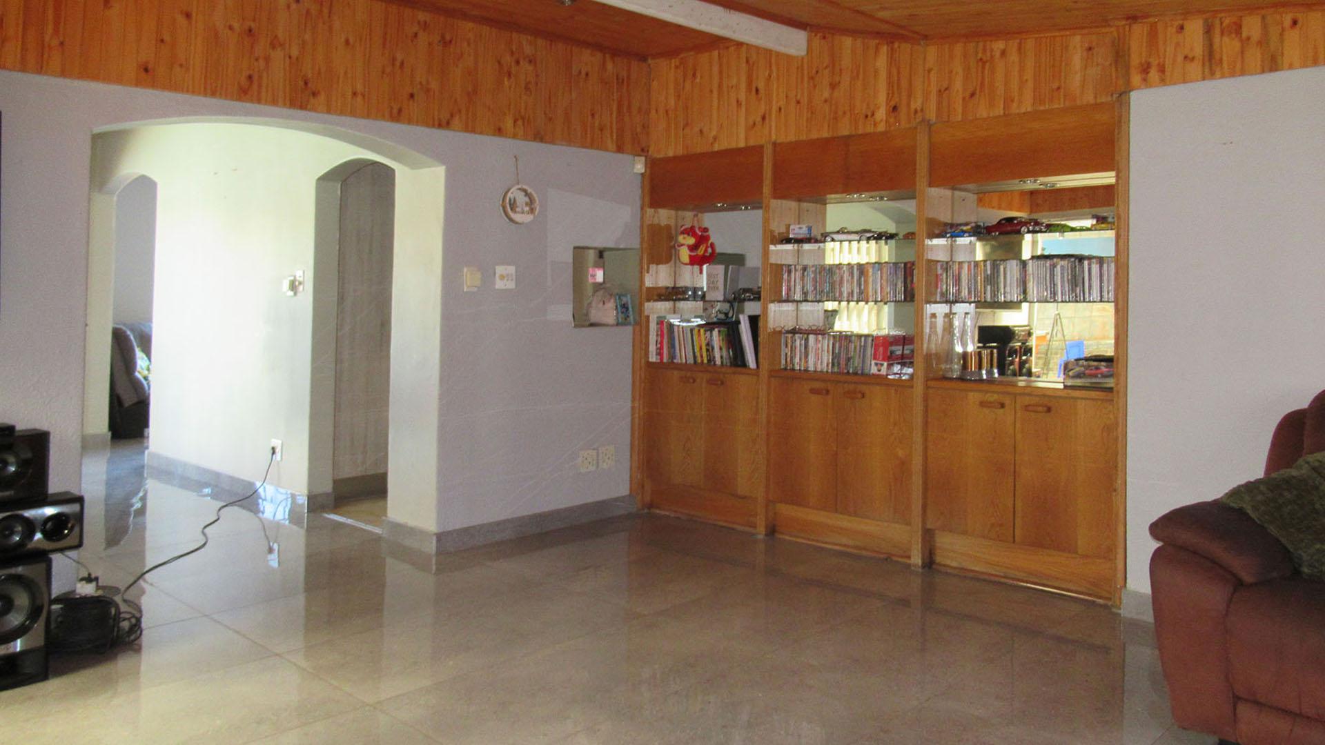 Lounges - 90 square meters of property in Mondeor