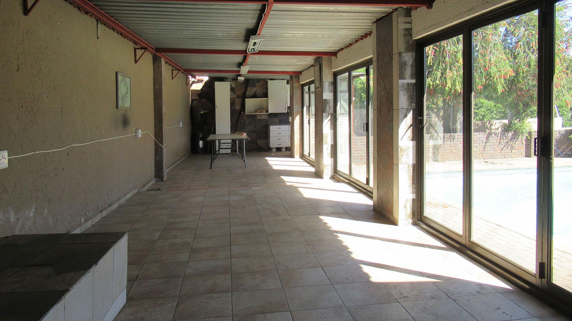 Patio - 107 square meters of property in Mondeor
