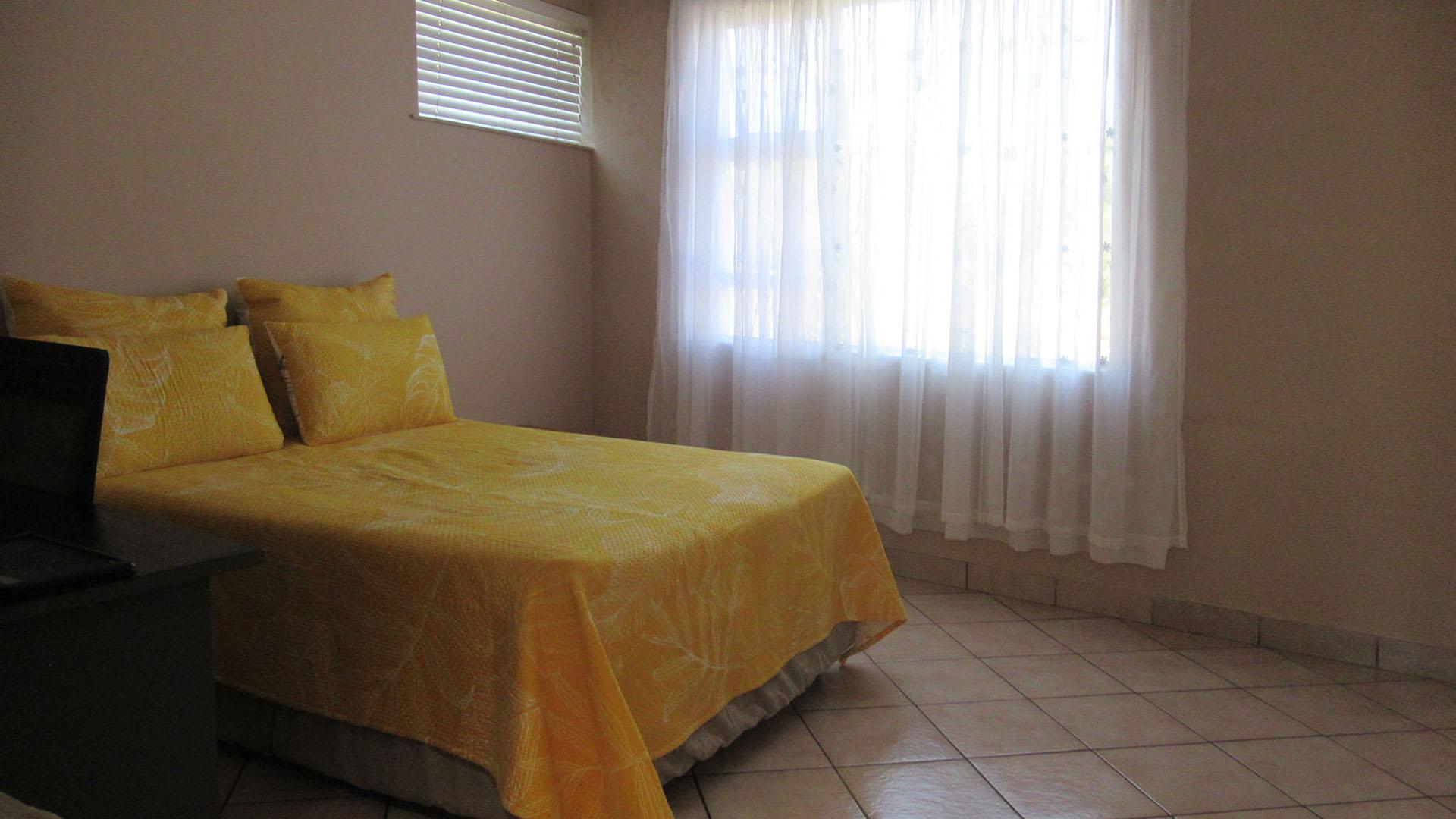 Bed Room 1 - 17 square meters of property in Mondeor