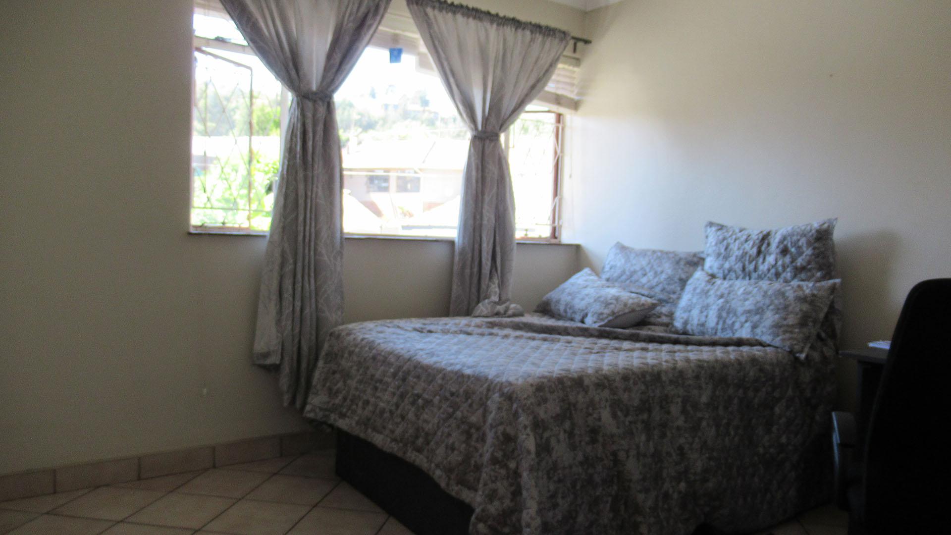Bed Room 2 - 15 square meters of property in Mondeor