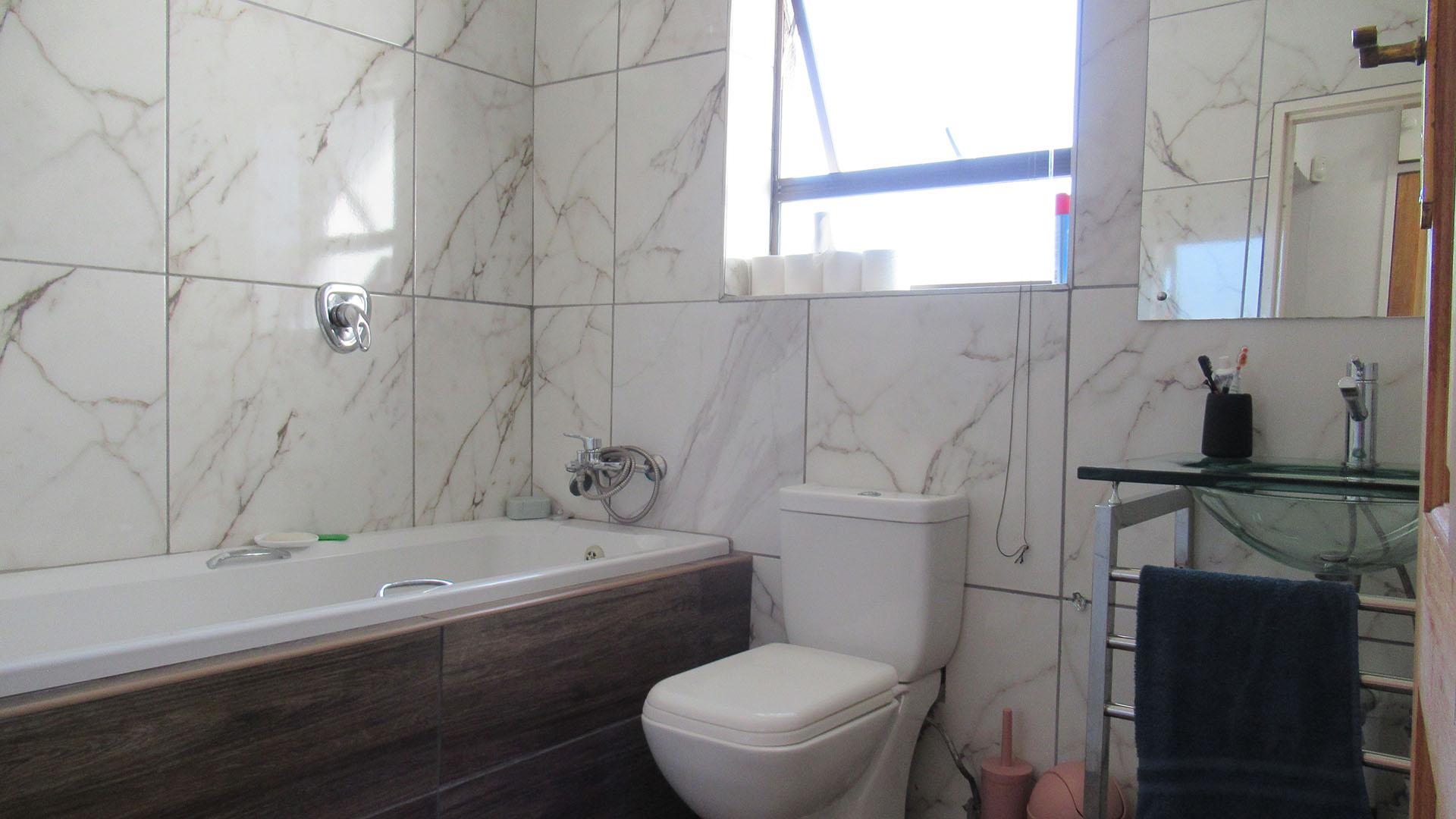 Bathroom 1 - 5 square meters of property in Mondeor