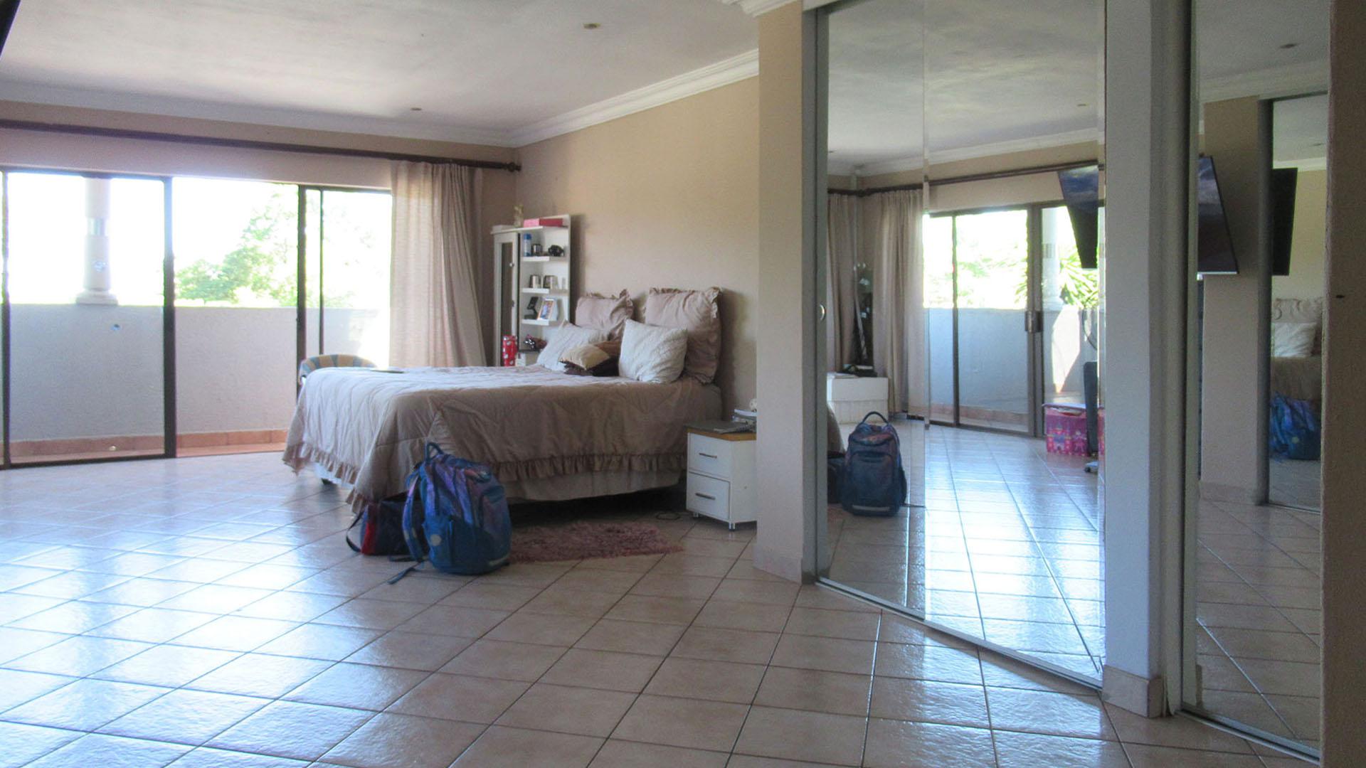 Main Bedroom - 43 square meters of property in Mondeor