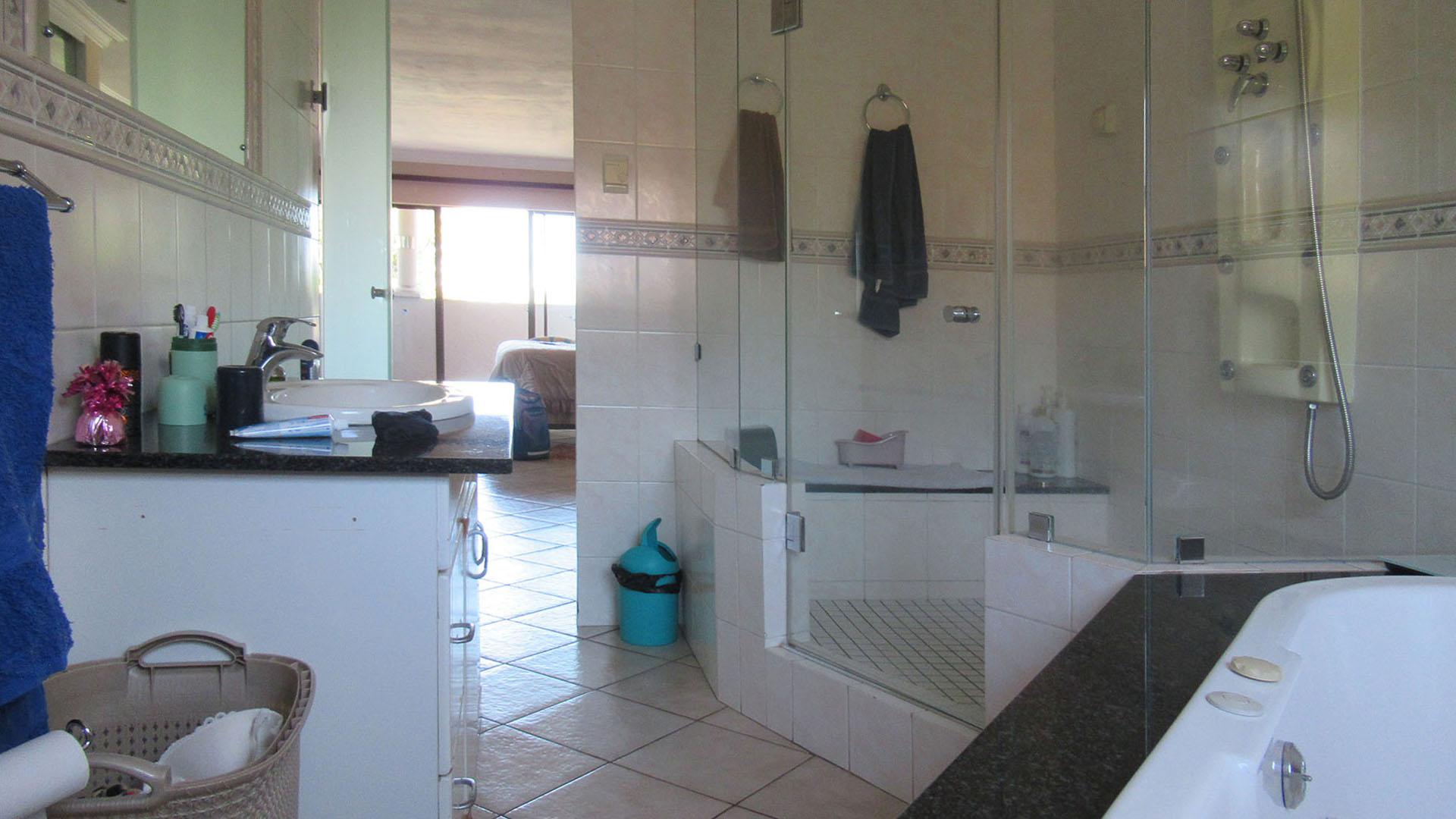 Main Bathroom - 11 square meters of property in Mondeor