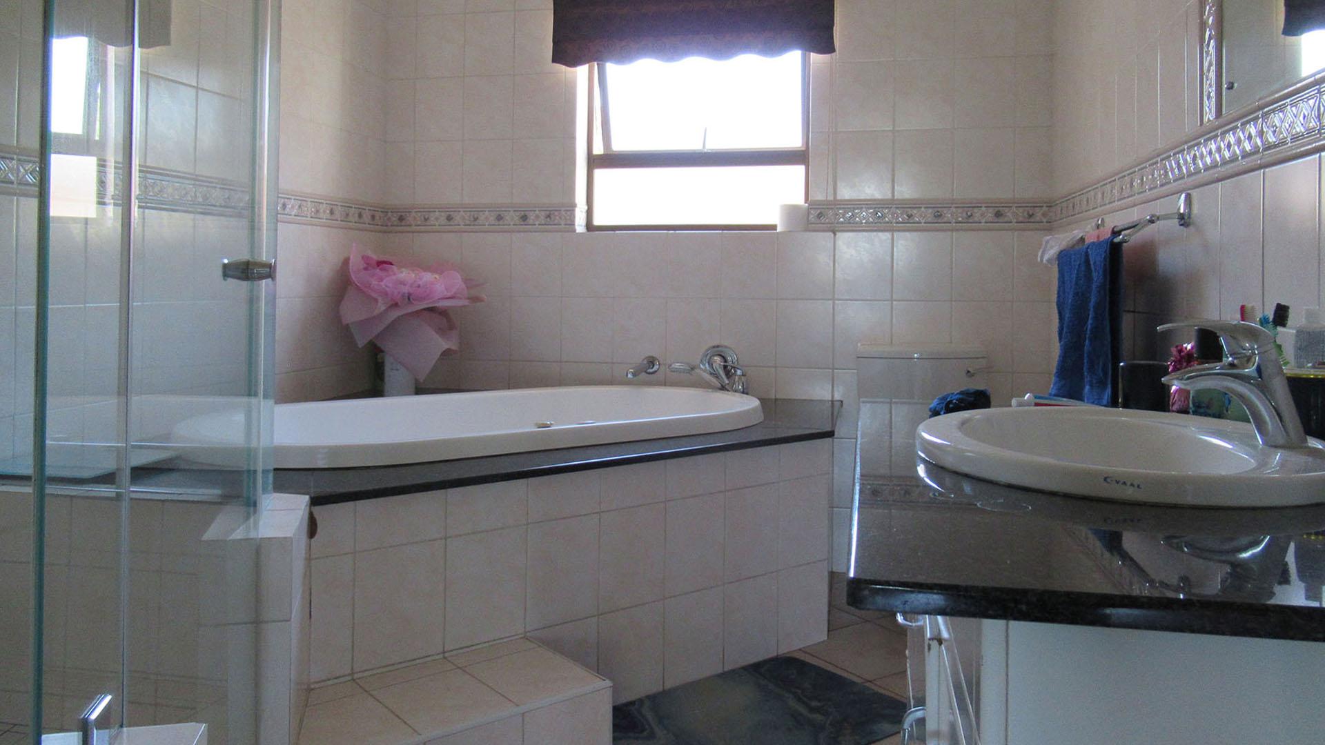Main Bathroom - 11 square meters of property in Mondeor