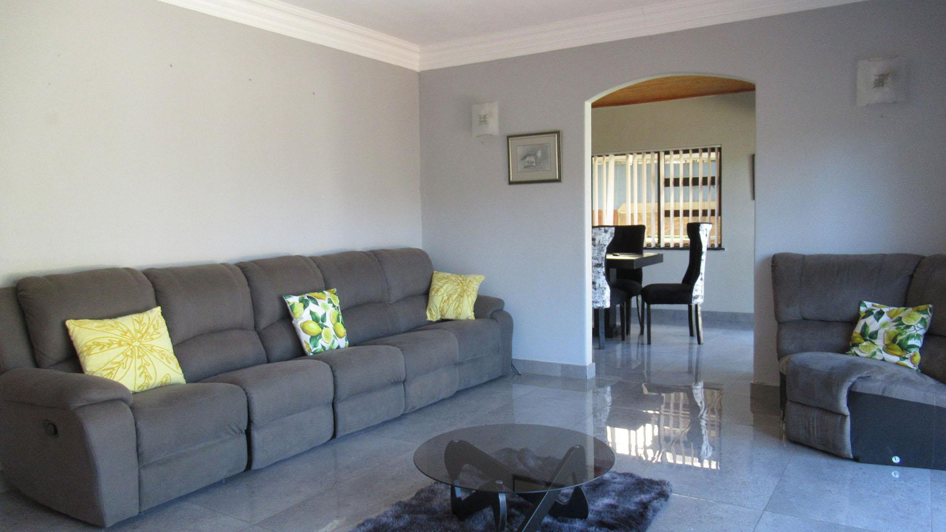 Lounges - 90 square meters of property in Mondeor
