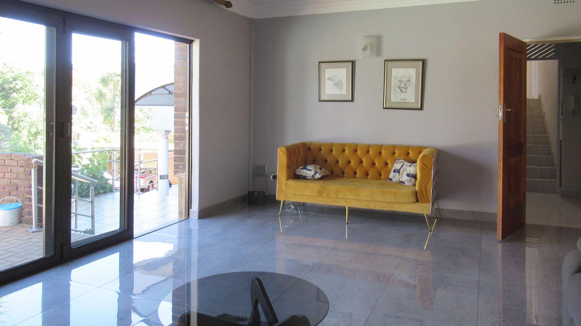 Lounges - 90 square meters of property in Mondeor