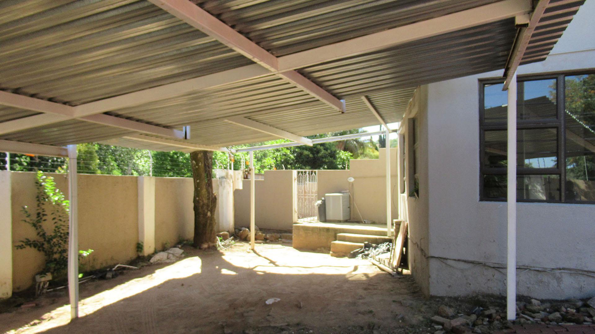 Carport  of property in Mondeor
