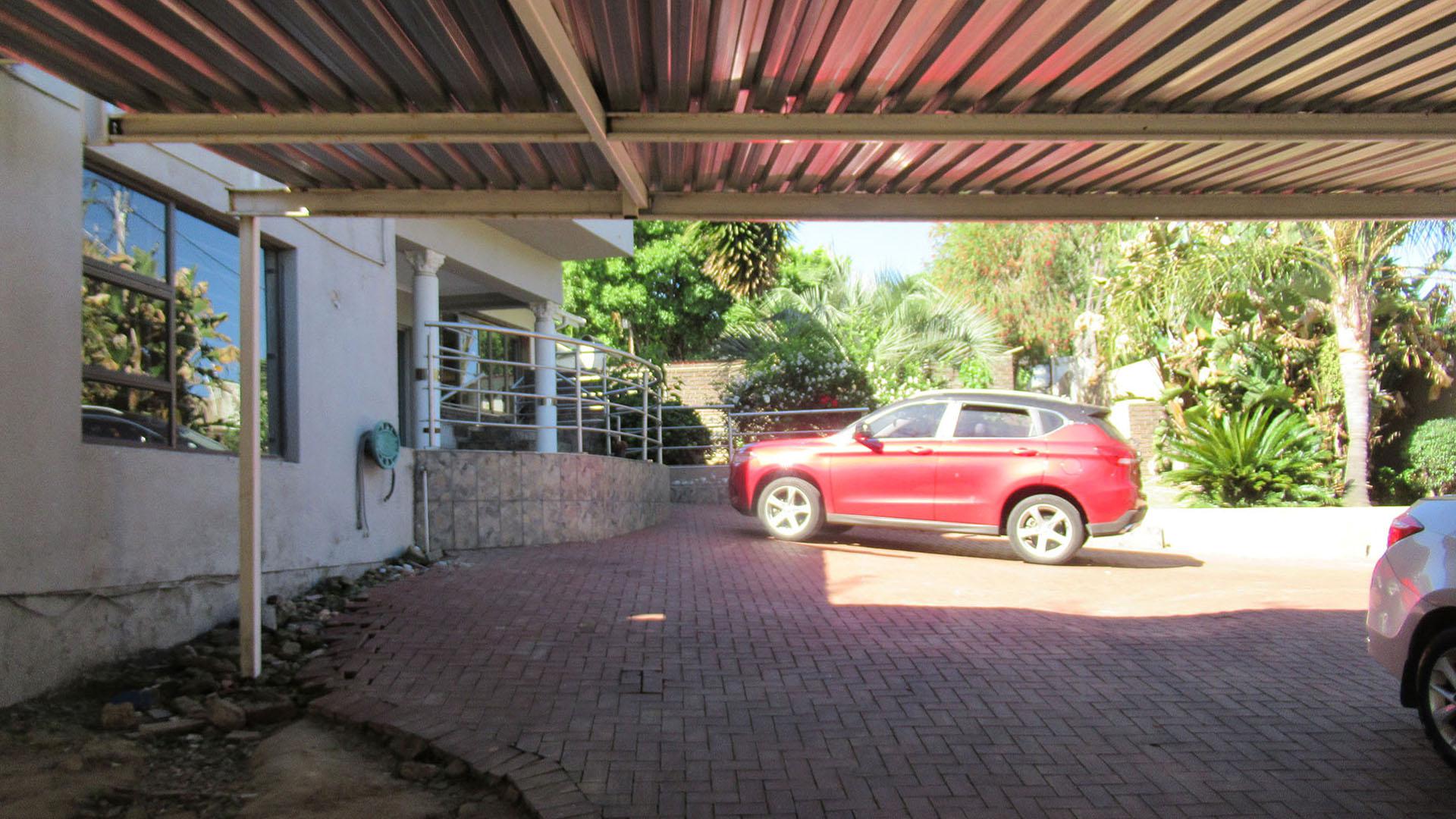 Carport  of property in Mondeor
