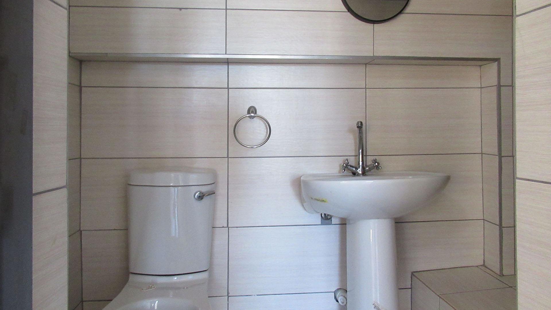Bathroom 2 - 3 square meters of property in Mondeor
