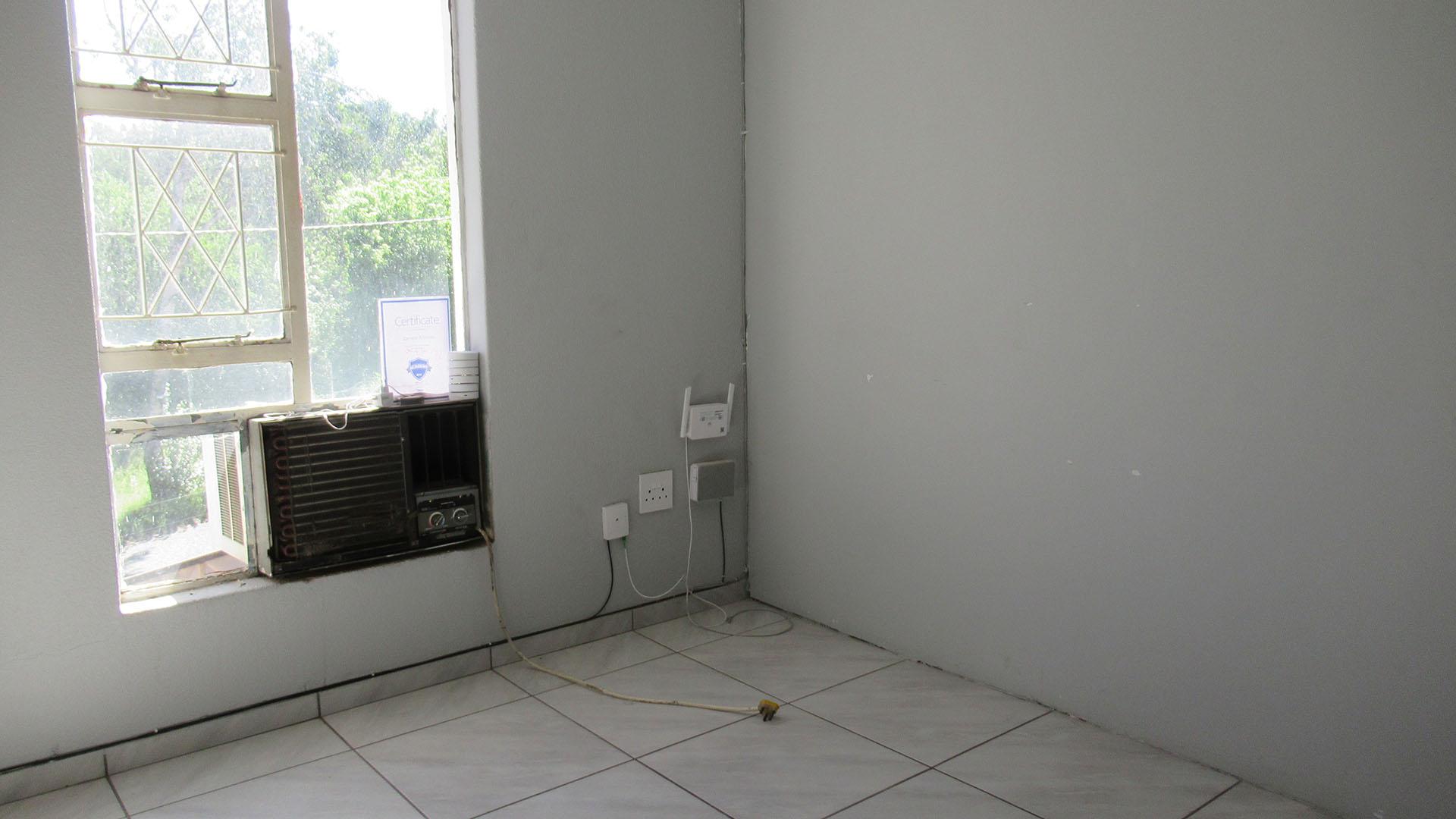 Lounges - 90 square meters of property in Mondeor