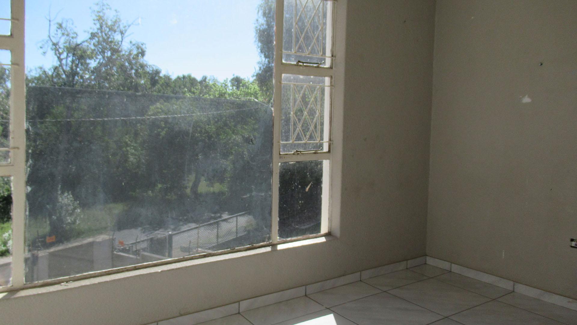 Bed Room 4 - 10 square meters of property in Mondeor