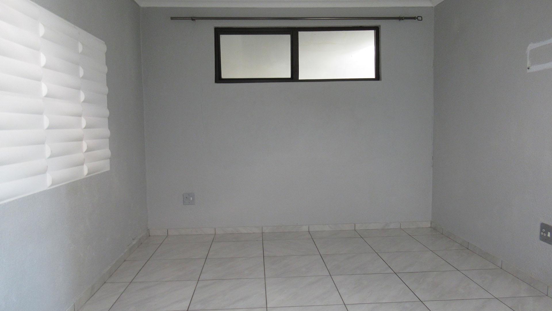 Bed Room 3 - 21 square meters of property in Mondeor