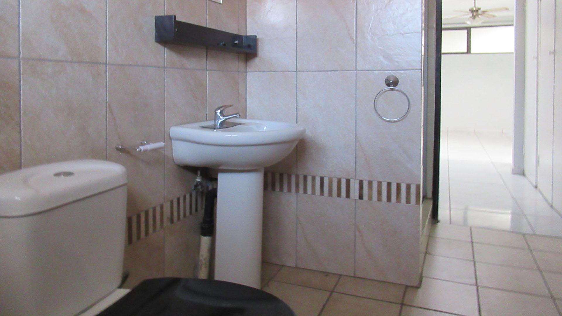 Bathroom 3+ - 13 square meters of property in Mondeor