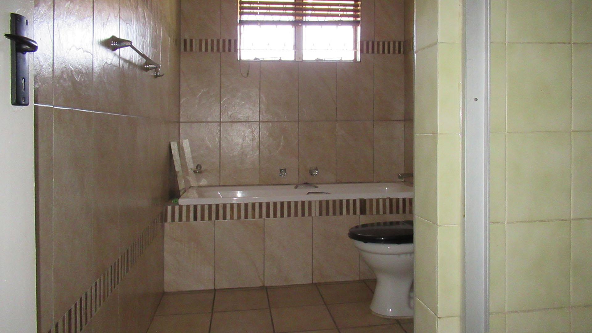 Bathroom 3+ - 13 square meters of property in Mondeor