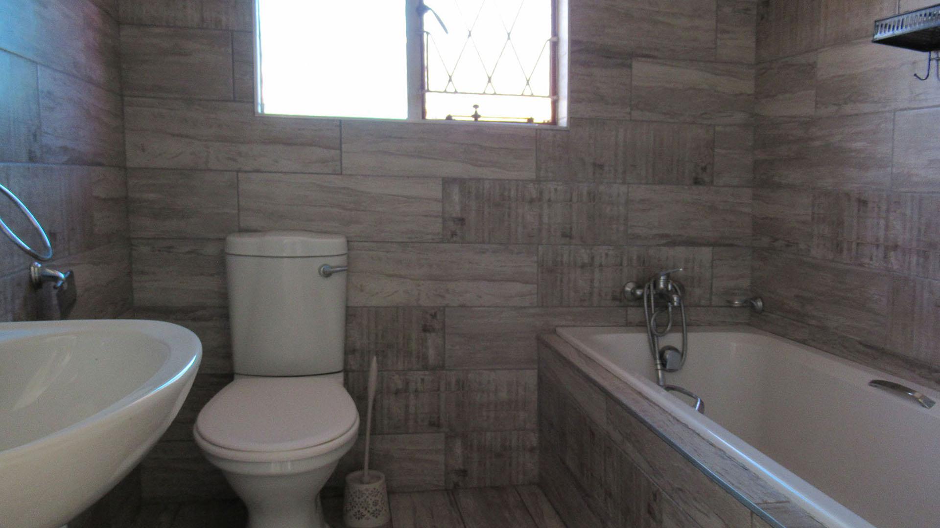 Bathroom 3+ - 13 square meters of property in Mondeor