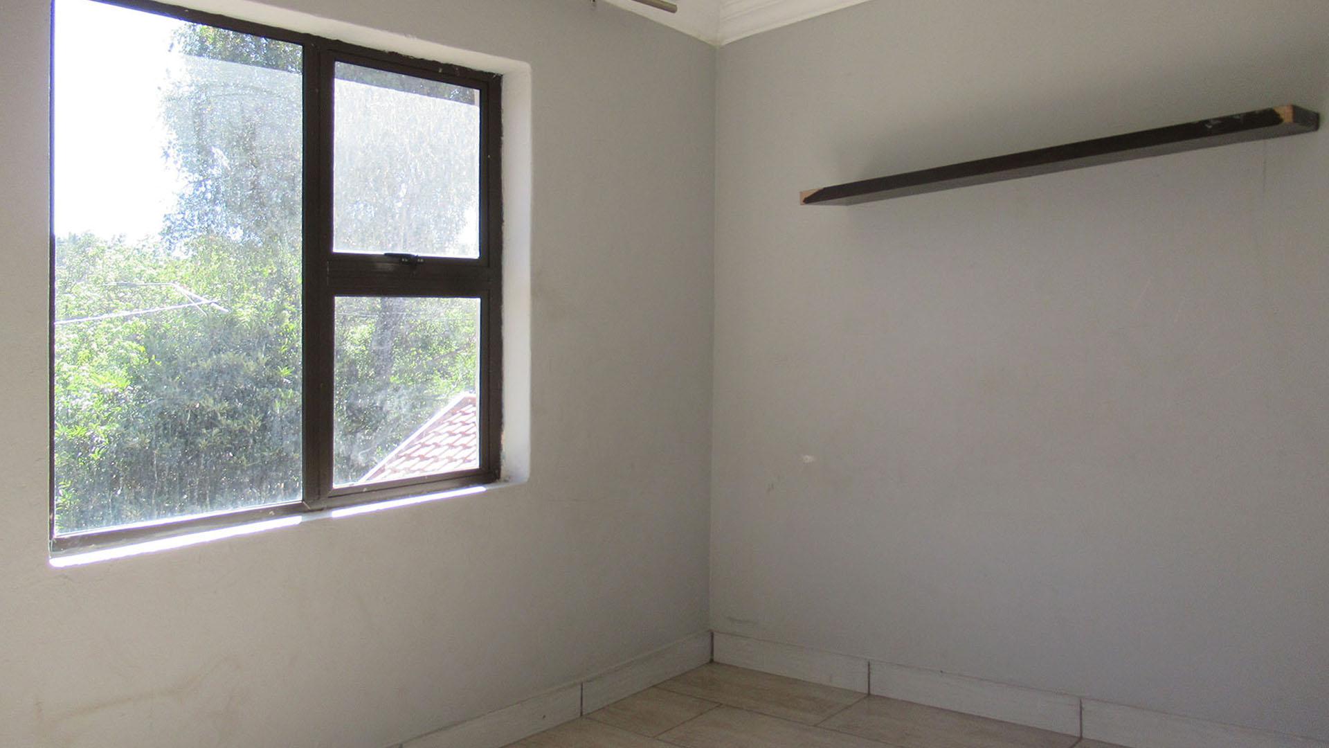 Bed Room 4 - 10 square meters of property in Mondeor