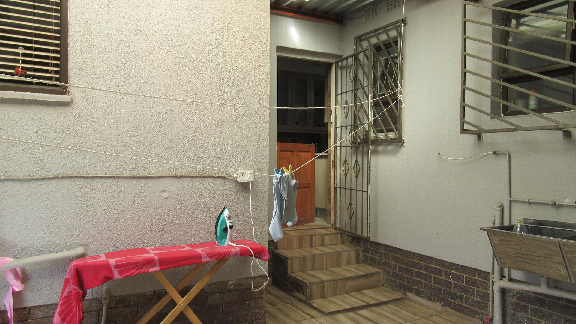 Spaces - 65 square meters of property in Mondeor