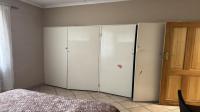Bed Room 1 of property in Mondeor