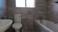 Bathroom 3+ - 13 square meters of property in Mondeor