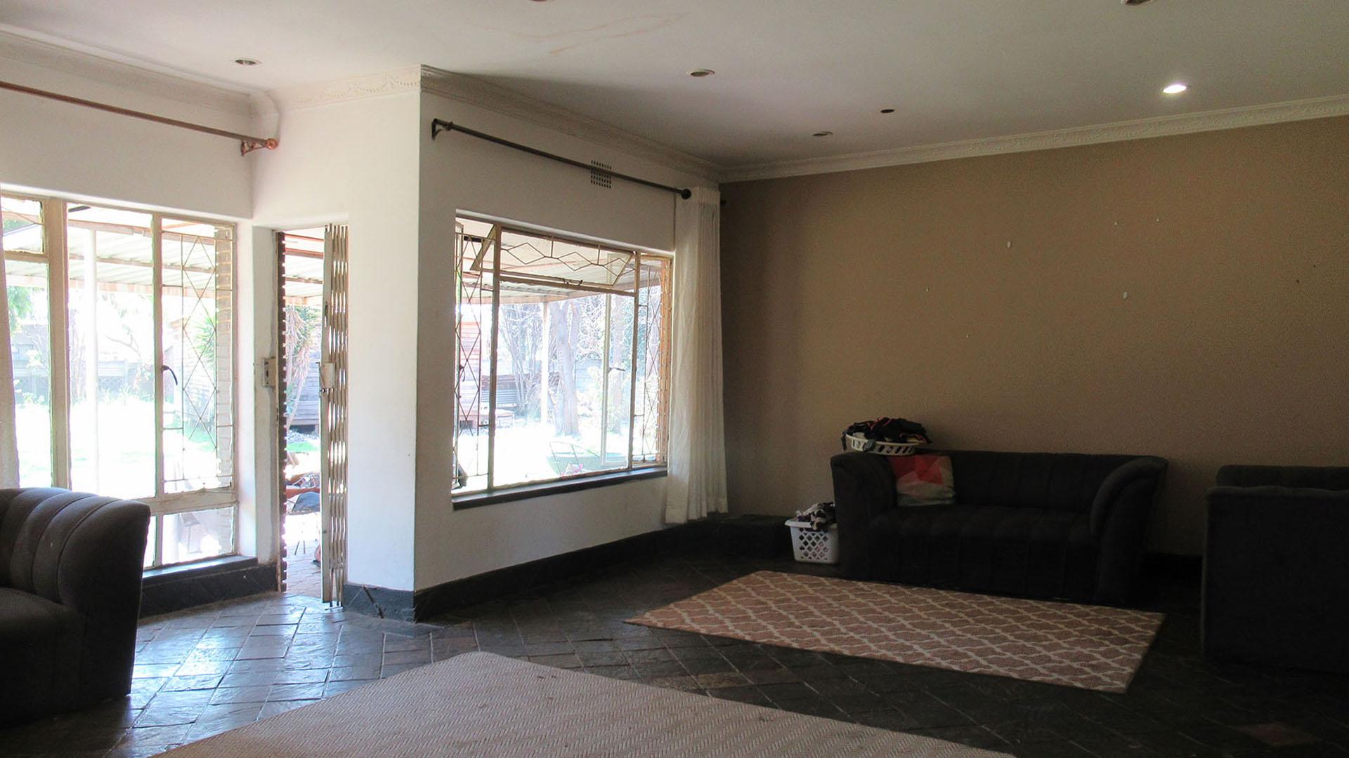 Lounges - 43 square meters of property in Arcon Park