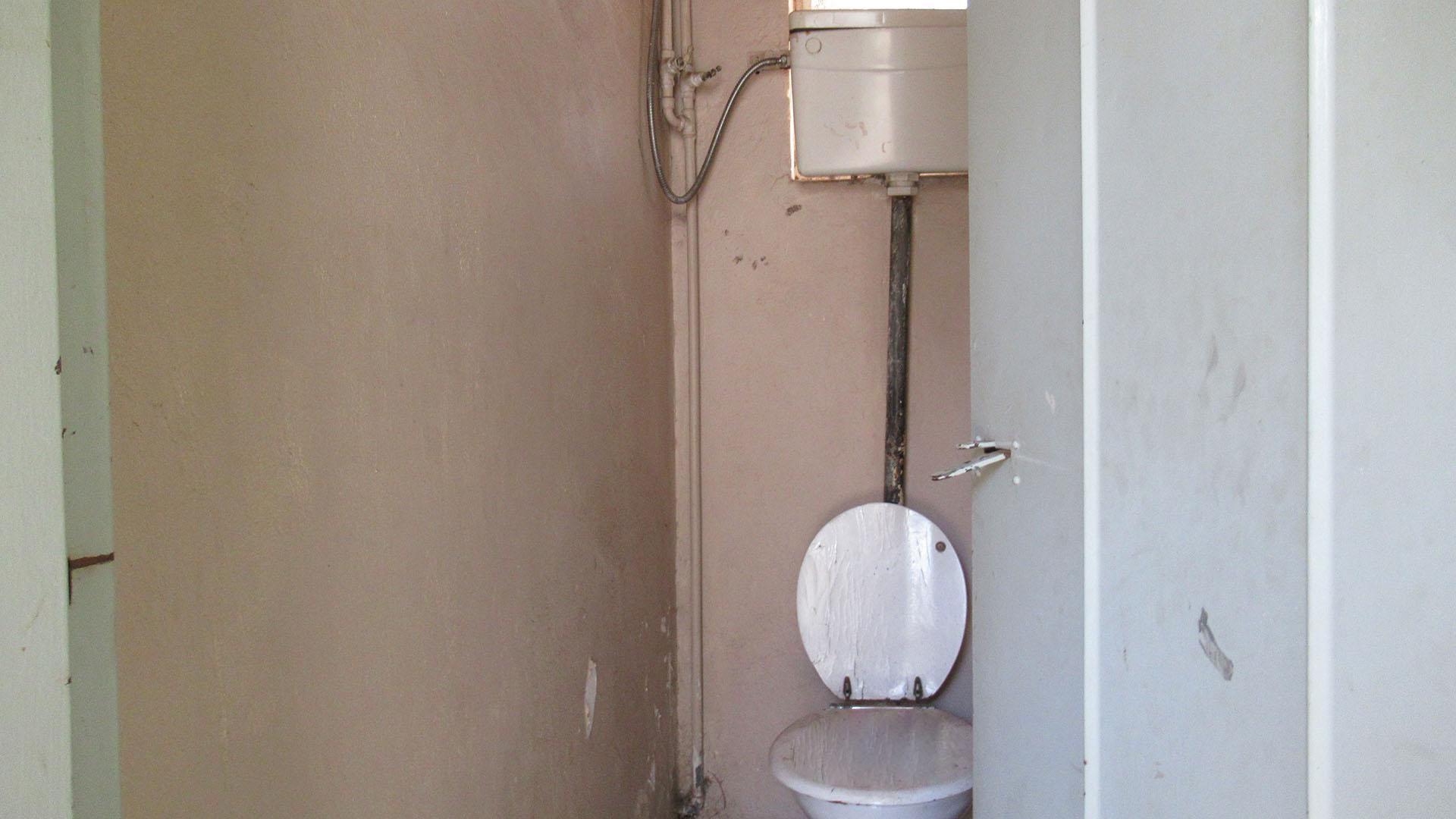 Staff Bathroom - 2 square meters of property in Arcon Park