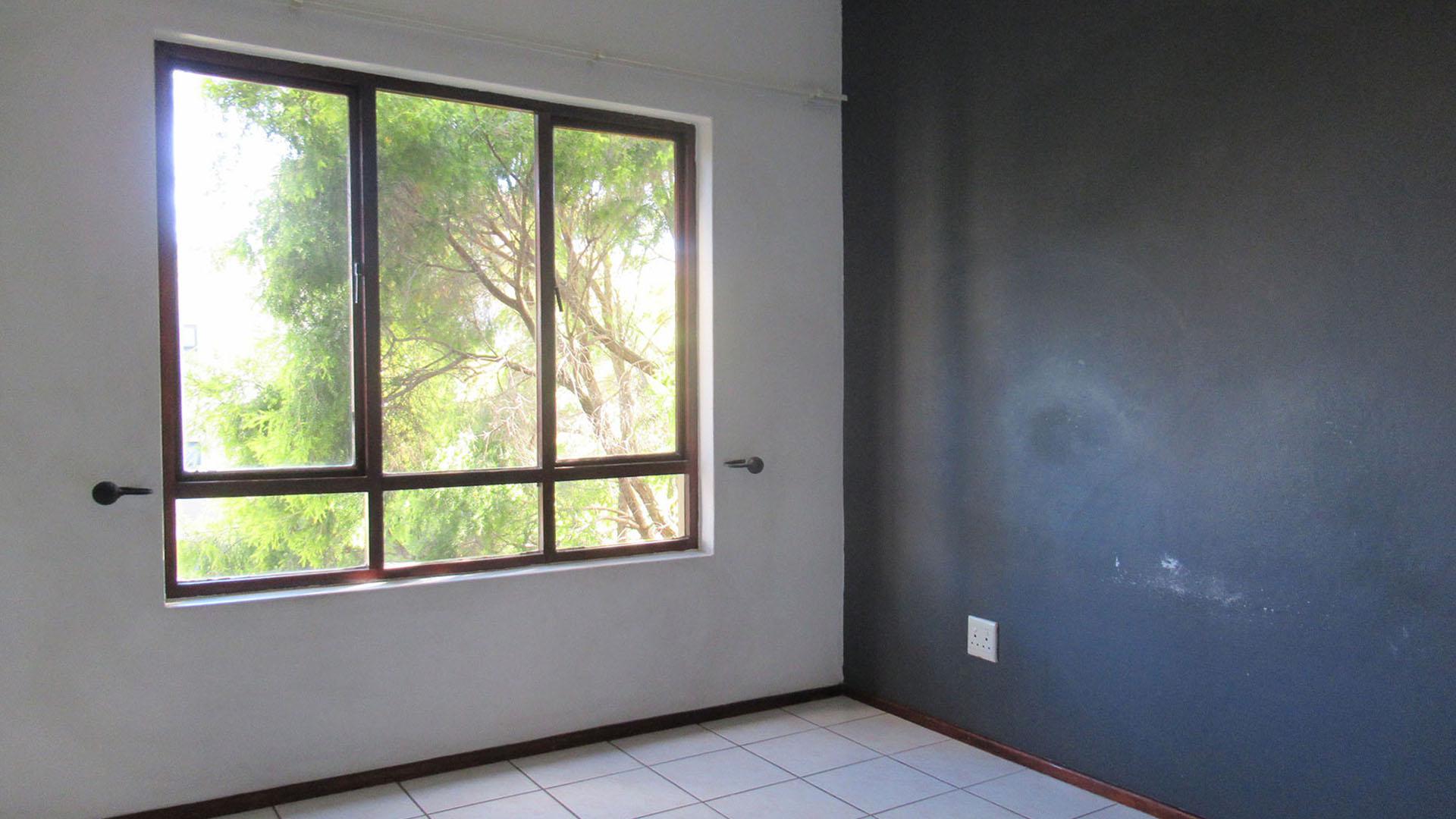 Main Bedroom - 14 square meters of property in Lone Hill