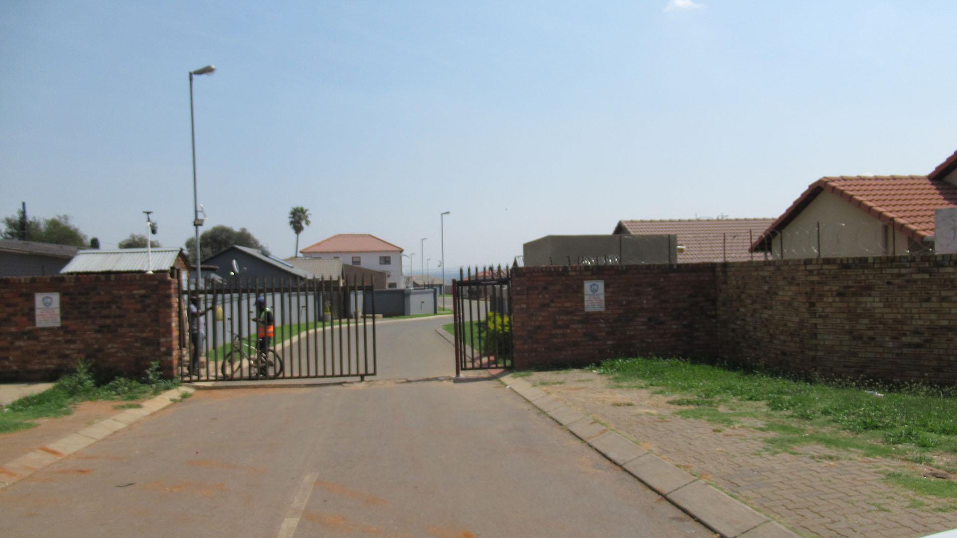 Front View of property in Dawn Park