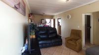 Lounges - 17 square meters of property in Daspoort