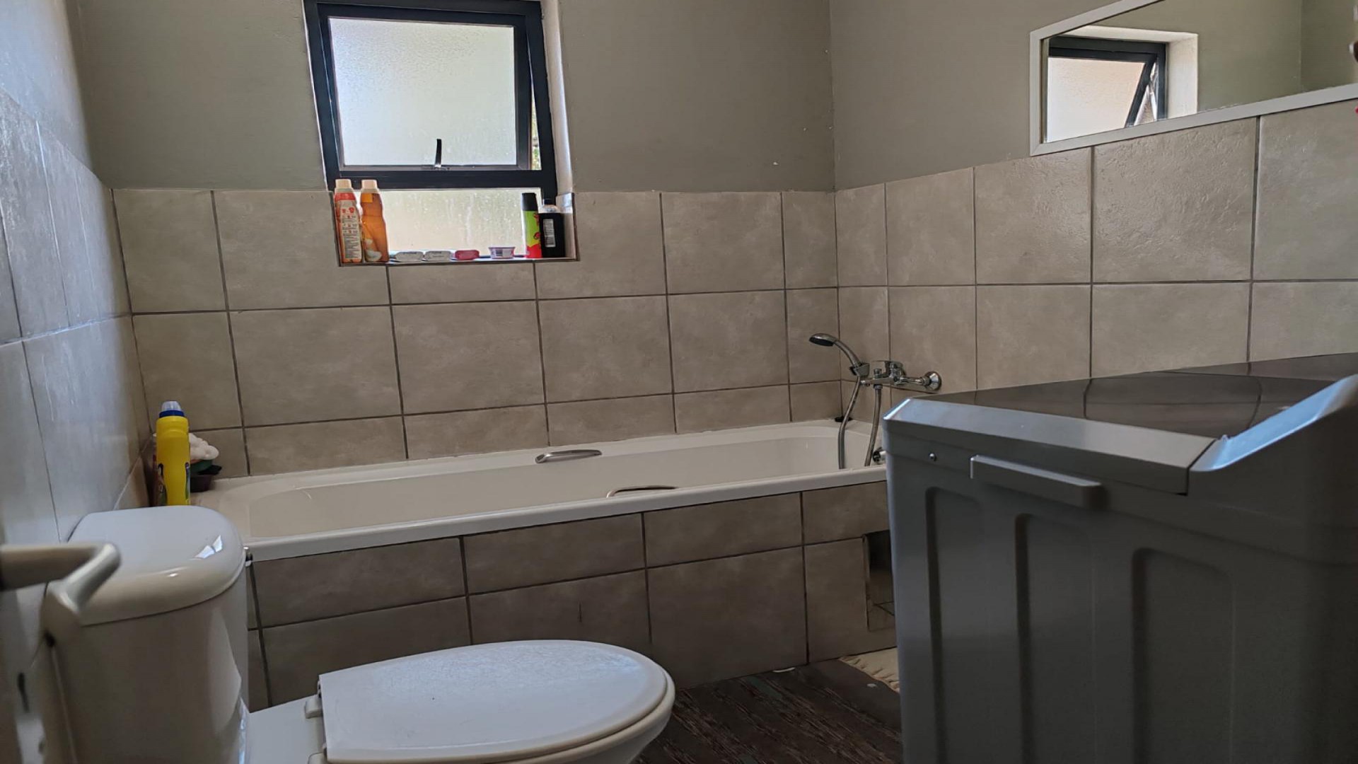 Bathroom 1 of property in Cloverdene