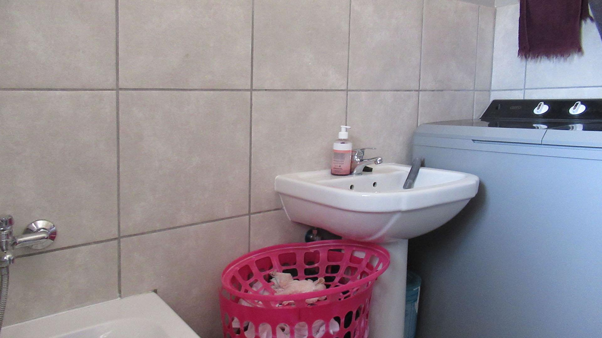 Bathroom 1 - 6 square meters of property in Cloverdene