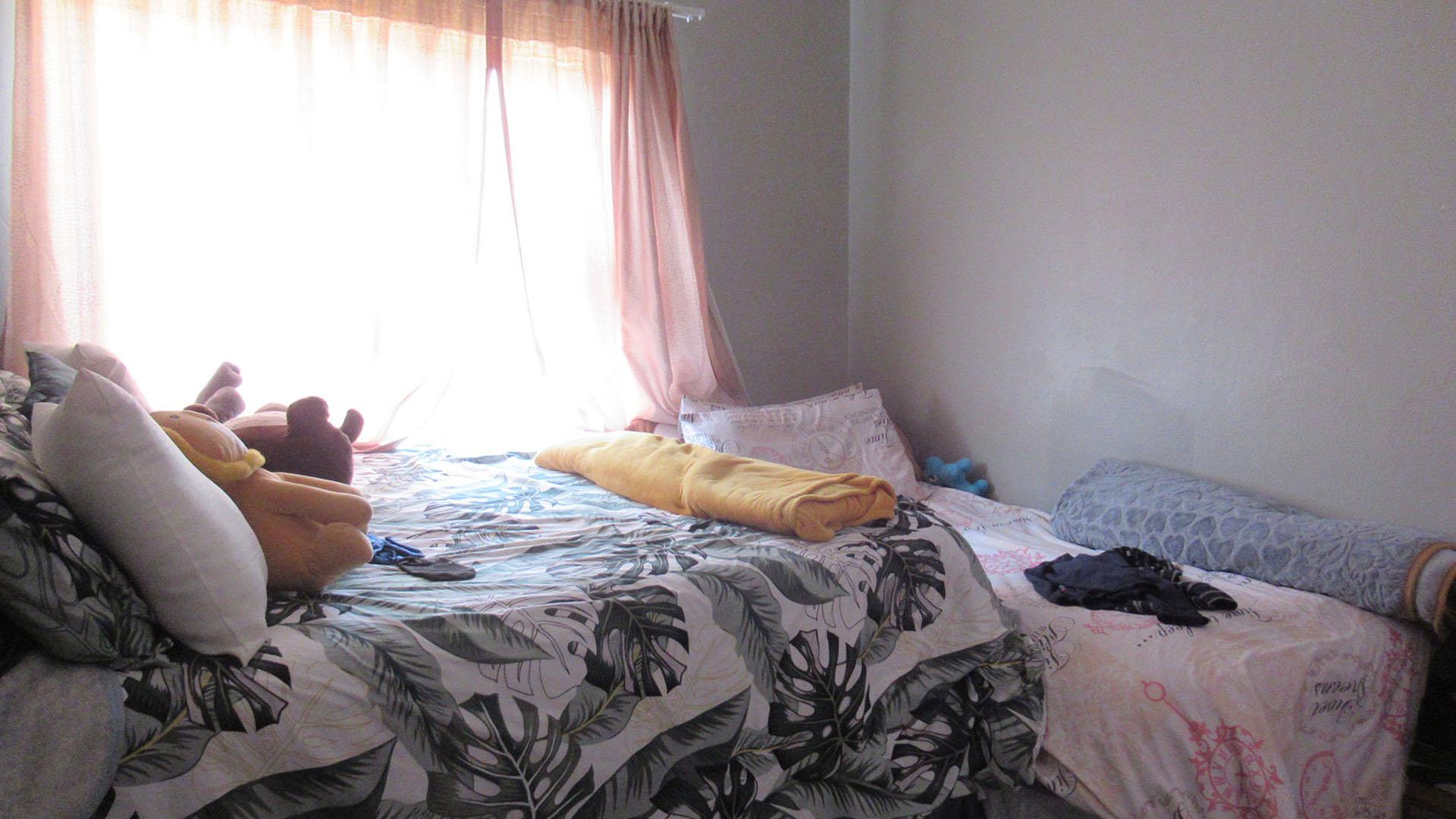 Main Bedroom - 14 square meters of property in Cloverdene
