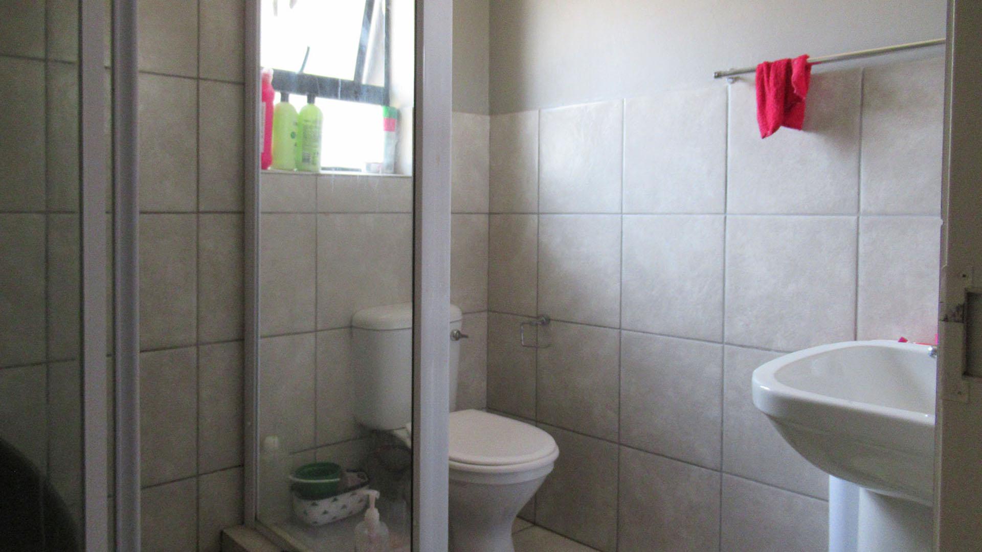 Main Bathroom - 5 square meters of property in Cloverdene