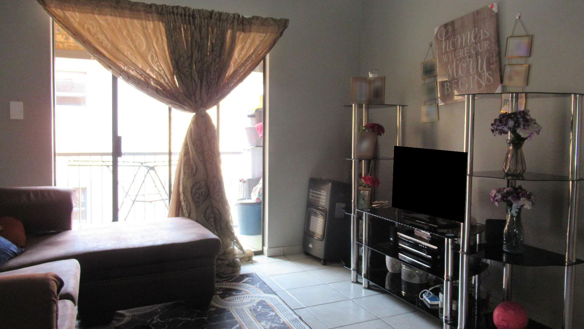 Lounges - 19 square meters of property in Cloverdene