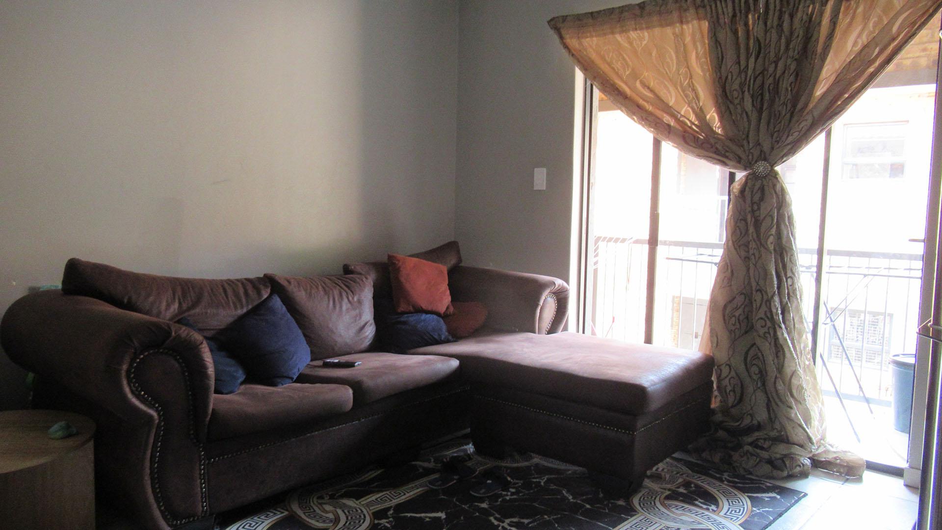 Lounges - 19 square meters of property in Cloverdene