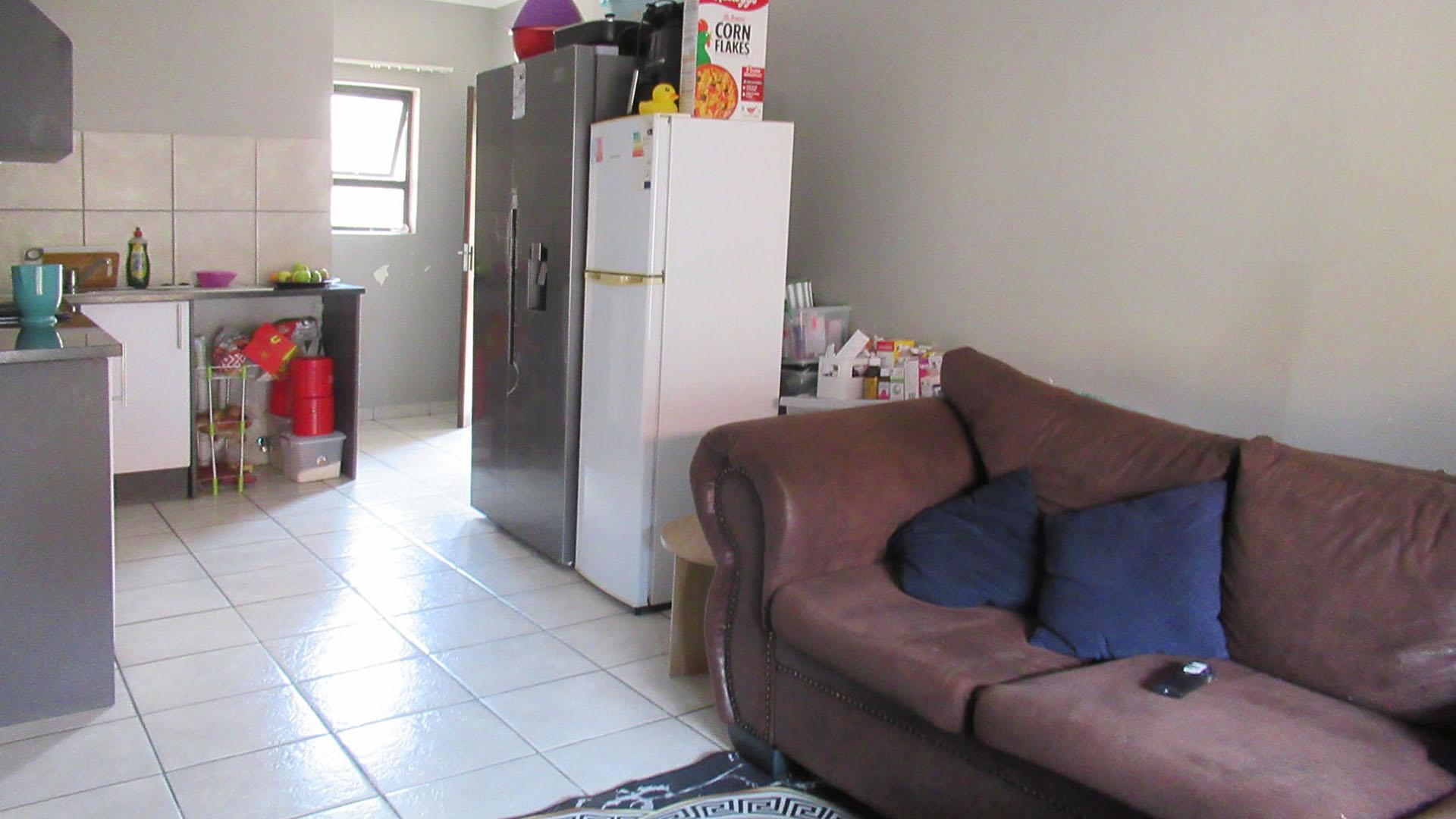Lounges - 19 square meters of property in Cloverdene