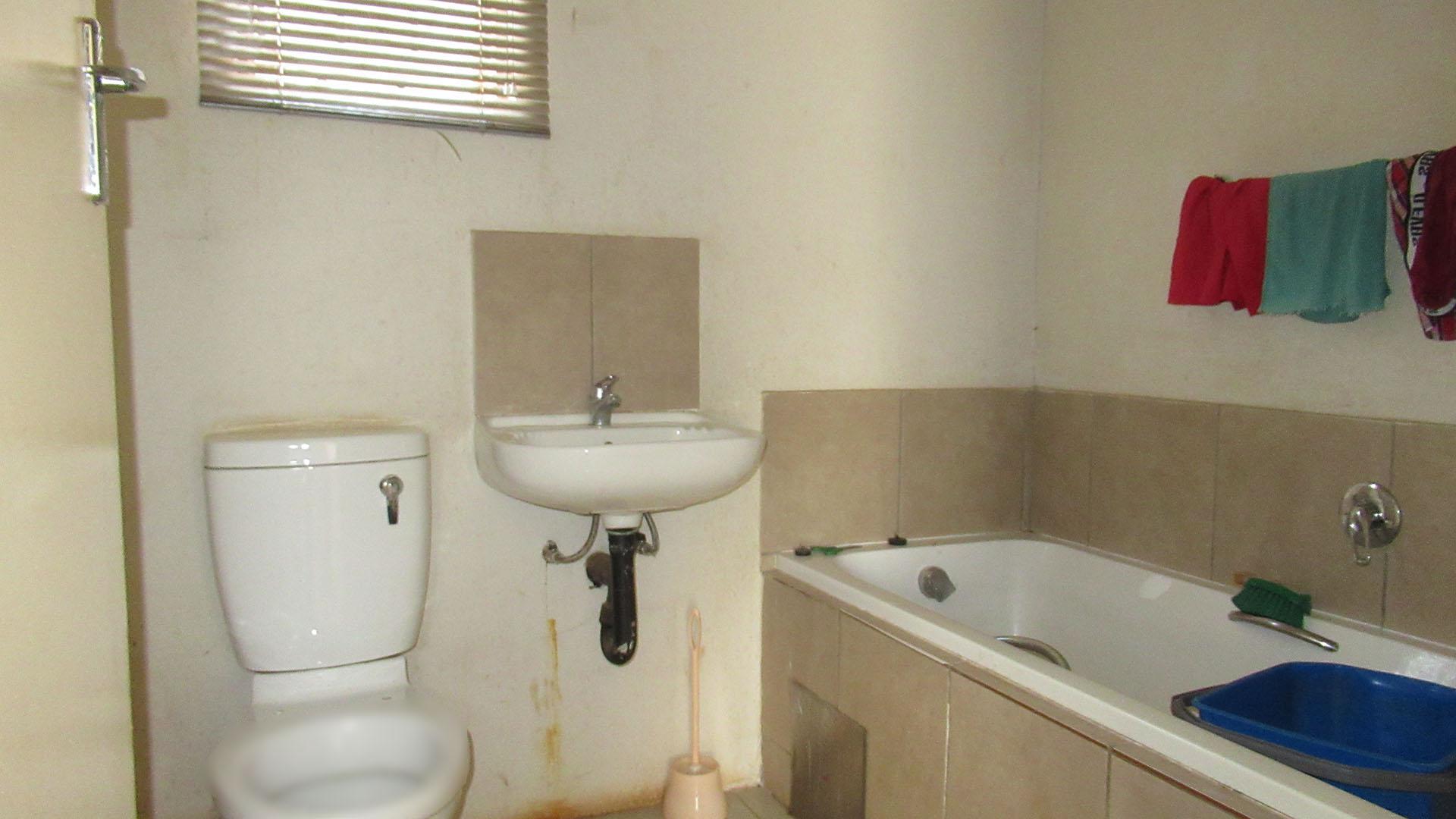 Bathroom 1 - 4 square meters of property in Watervalspruit (Vaal)