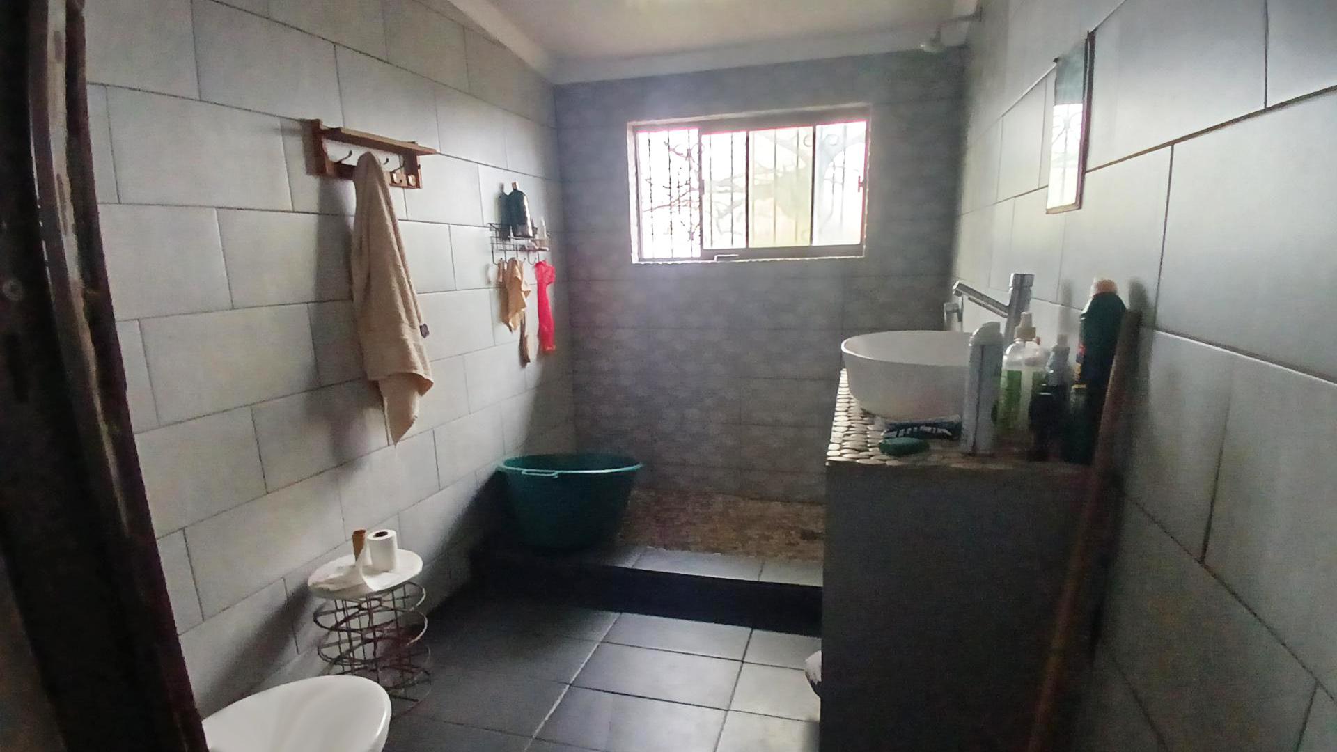 Bathroom 2 of property in Wentworth 