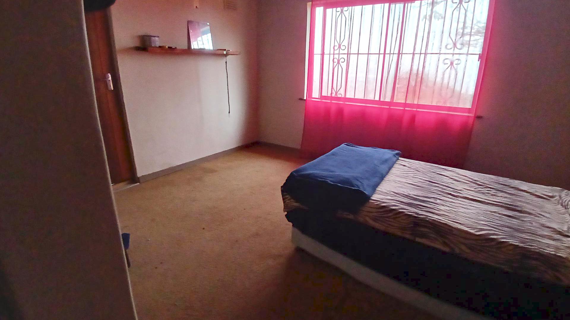 Bed Room 2 of property in Wentworth 
