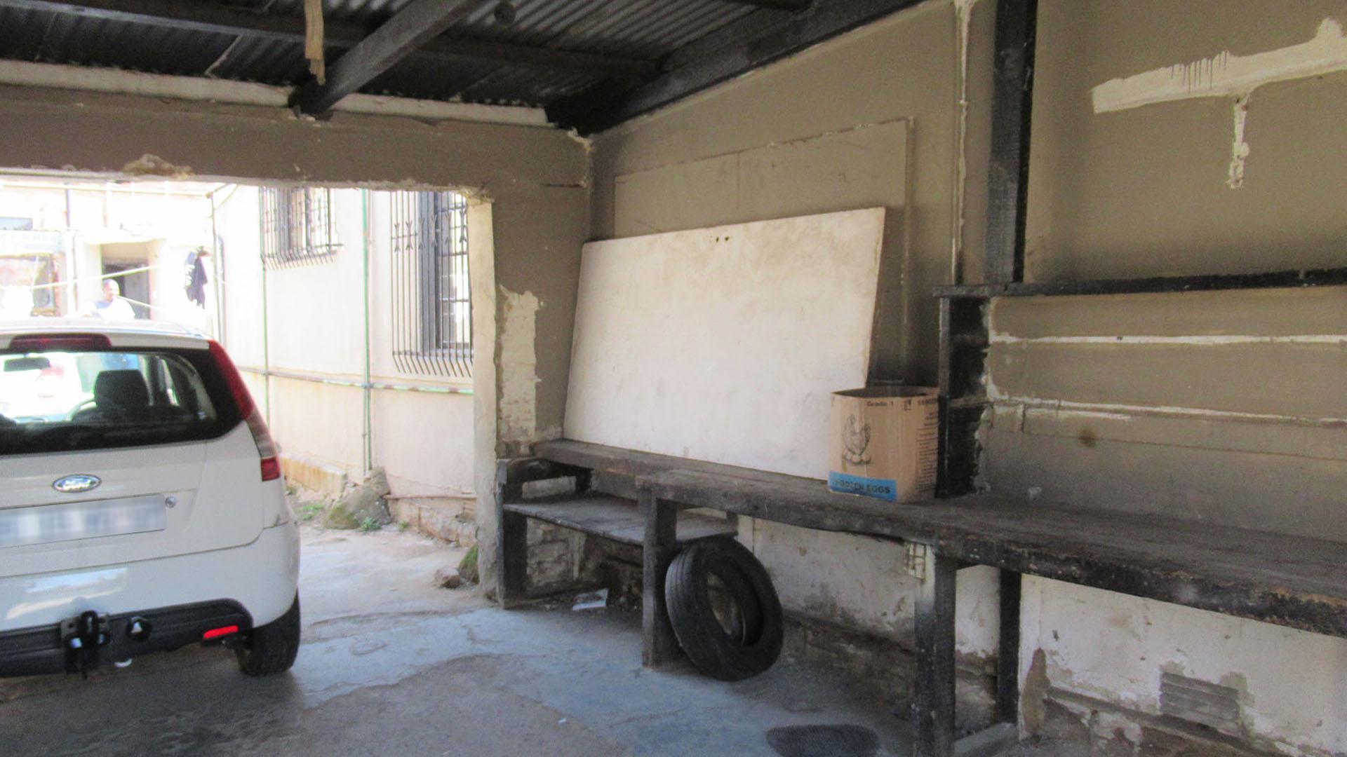 Garage - 21 square meters of property in Rosettenville