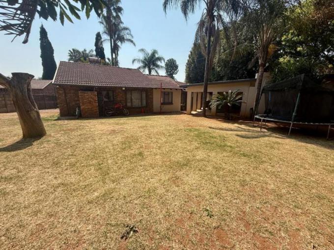 5 Bedroom House for Sale For Sale in Rooihuiskraal - MR721210