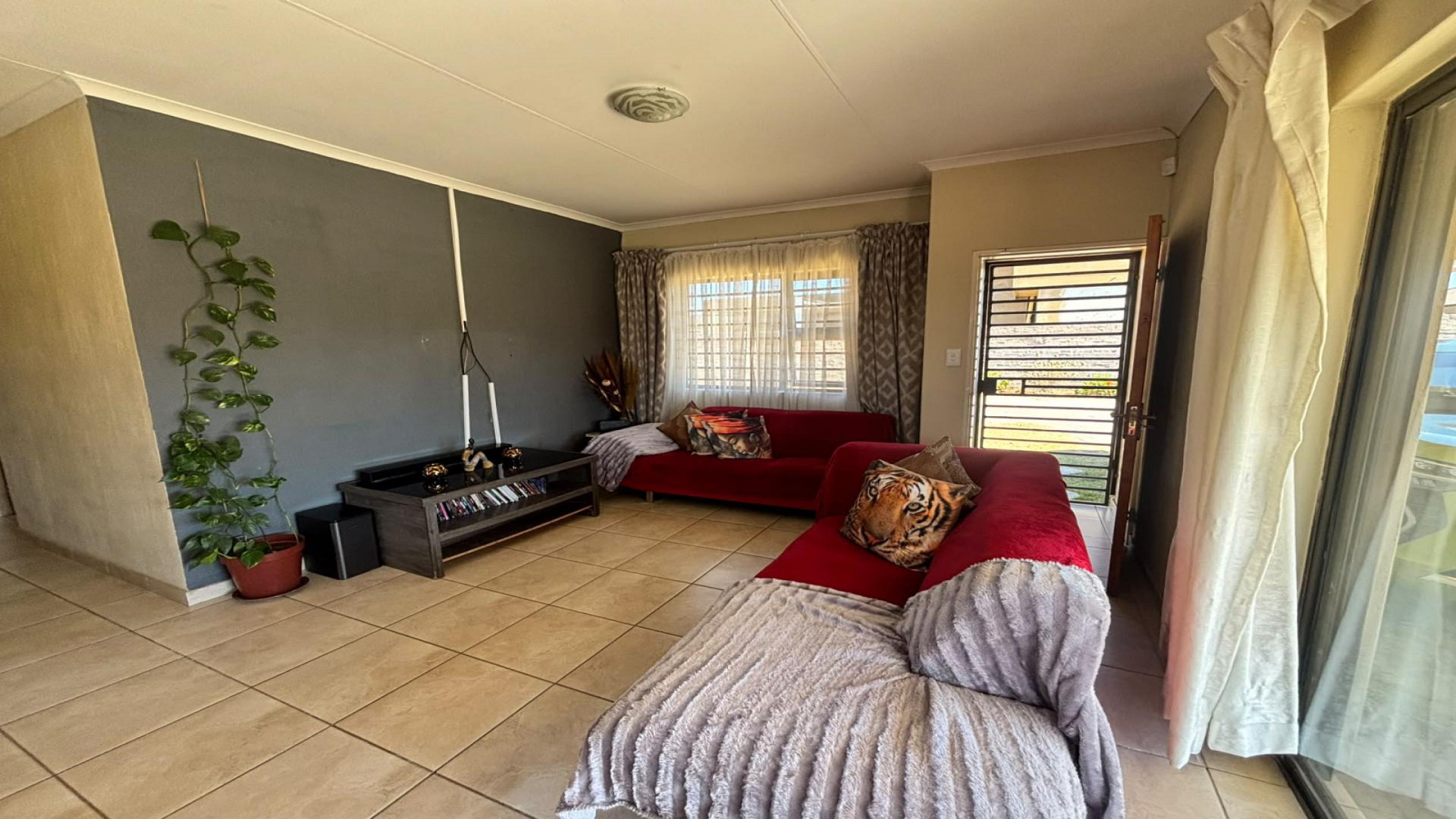 Lounges of property in Azaadville