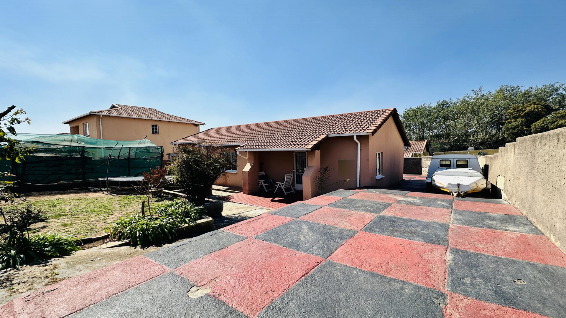 Front View of property in Ormonde