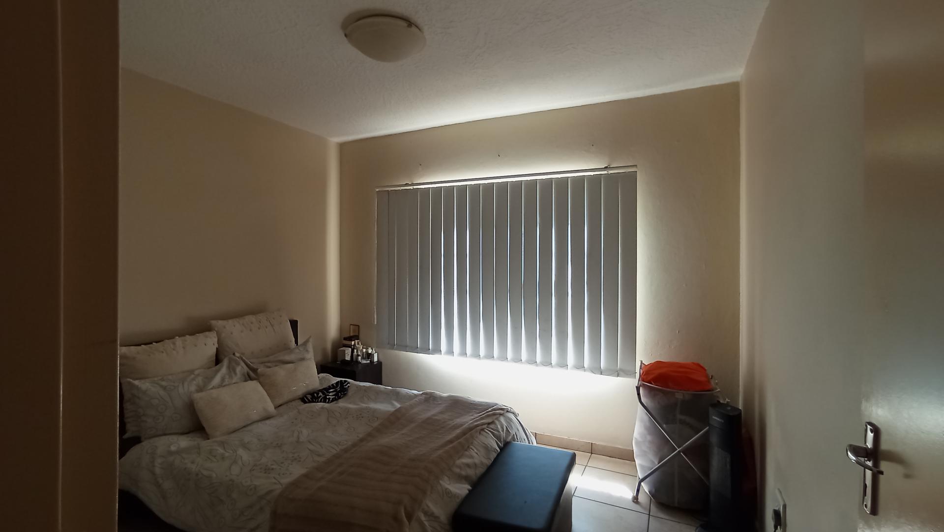 Bed Room 1 - 14 square meters of property in Kosmosdal